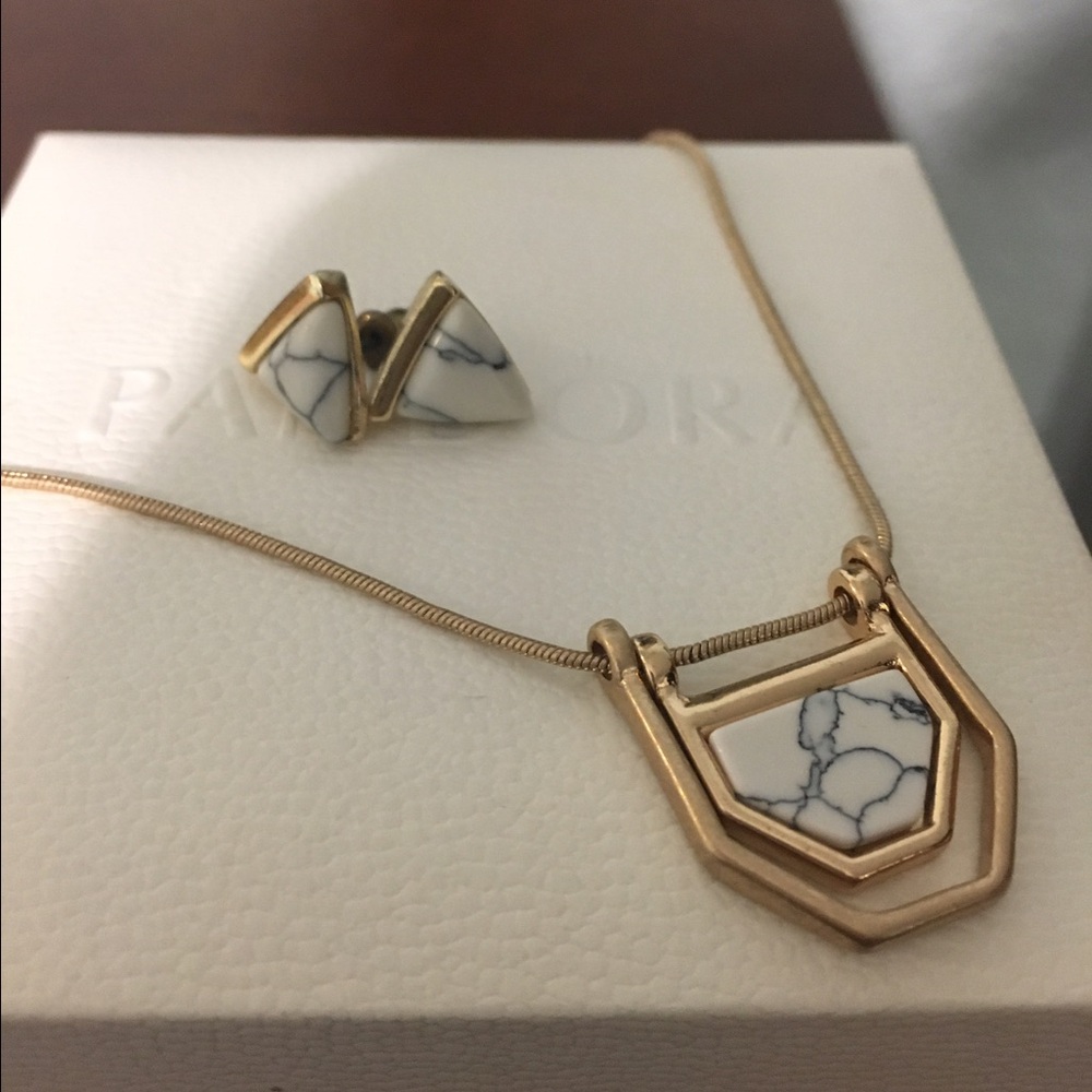 Gold and variegated white stone set